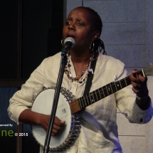 Veronika Jackson playing the banjo